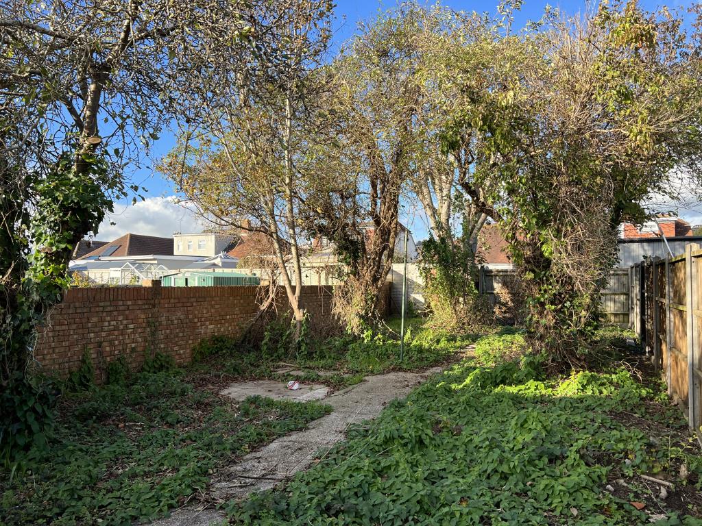 Lot: 138 - BUNGALOW FOR IMPROVEMENT - North facing garden